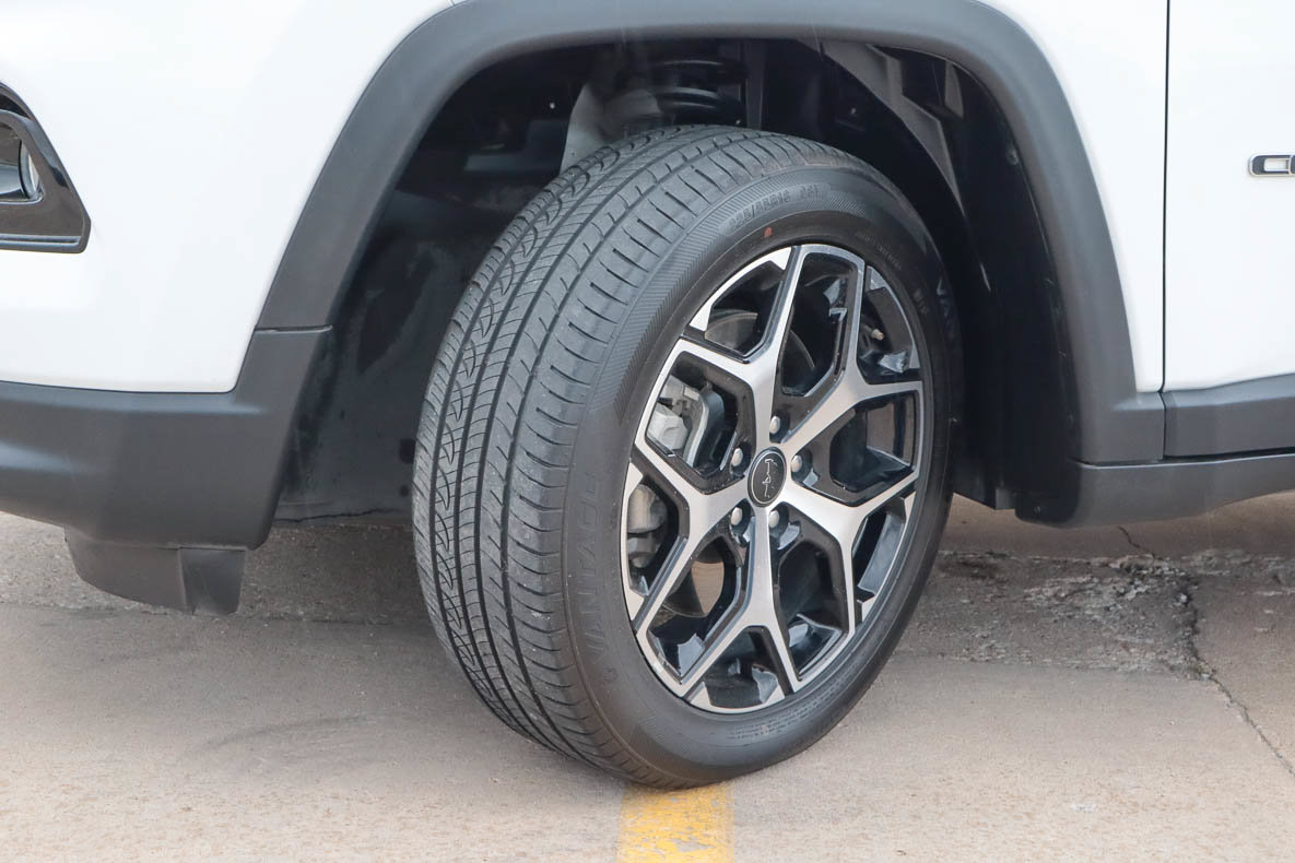 Used 2025 Jeep Compass Limited AWD/4WD image 17