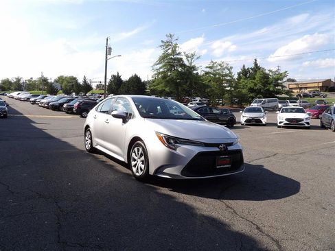 Used 2020 Toyota Corolla LE image 2