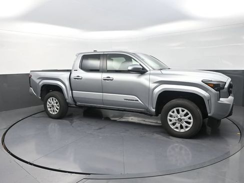 Used 2025 Toyota Tacoma SR5 AWD/4WD image 26