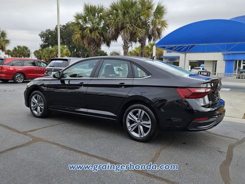 Used 2024 Volkswagen Jetta SE image 3