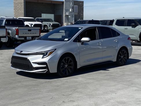 Used 2025 Toyota Corolla SE w/ SE Premium Package image 5