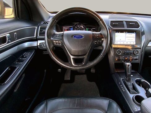 Used 2017 Ford Explorer XLT w/ Equipment Group 202A FWD image 6