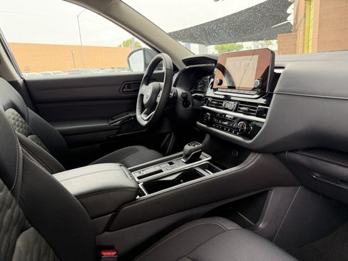 Used 2025 Nissan Pathfinder SV FWD image 38