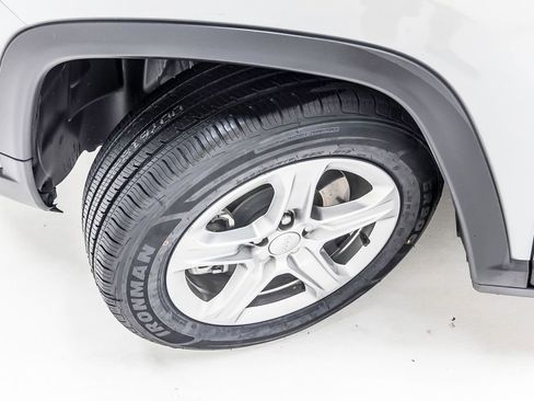 Used 2023 Jeep Compass Latitude image 14