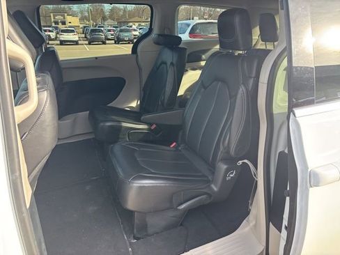 Used 2024 Chrysler Pacifica Touring-L image 12