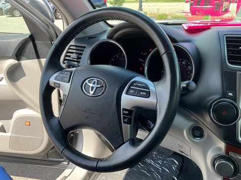 Used 2013 Toyota Highlander Limited AWD/4WD image 18