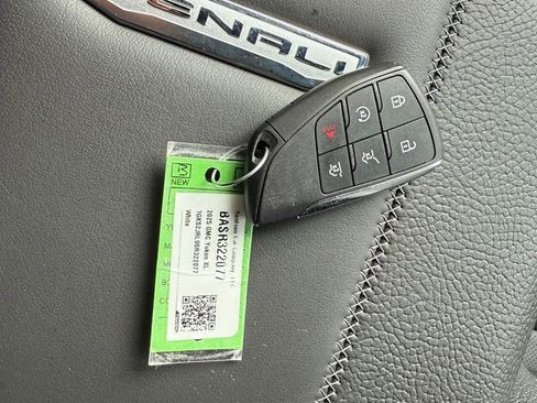 Used 2025 GMC Yukon XL Denali AWD/4WD image 38