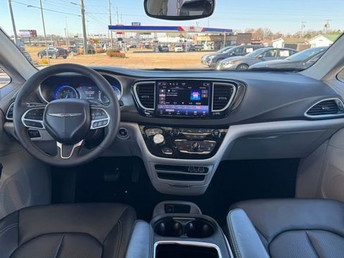 Used 2024 Chrysler Pacifica Touring-L image 7