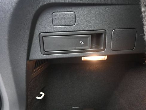 Used 2020 Volkswagen Tiguan SE FWD image 26