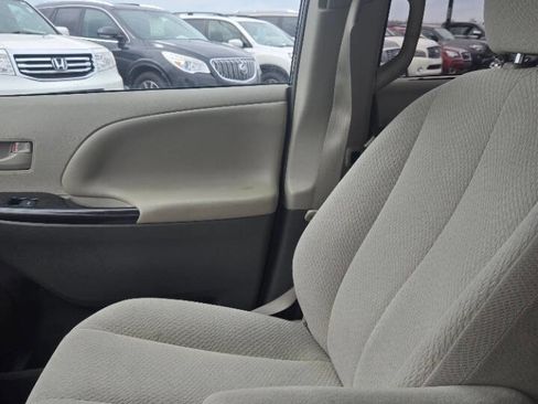 Used 2013 Toyota Sienna LE AWD/4WD image 35