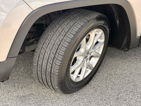 Used 2018 Jeep Cherokee Latitude w/ Mobile Office Group AWD/4WD image 15