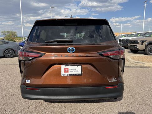 Used 2021 Toyota Sienna XLE FWD image 5