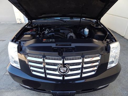 Used 2011 Cadillac Escalade ESV Premium image 17