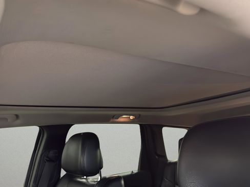 Used 2012 Jeep Grand Cherokee Laredo image 12