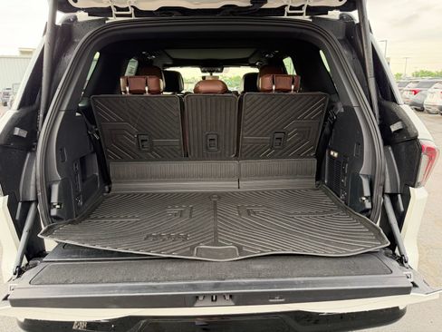 Used 2025 Lincoln Navigator Reserve AWD/4WD image 12