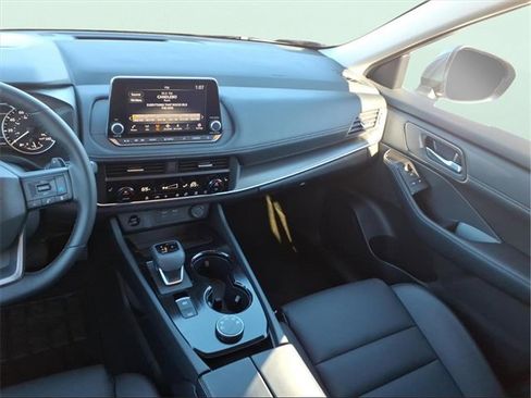 Used 2025 Nissan Rogue SV w/ SV Premium Package image 9