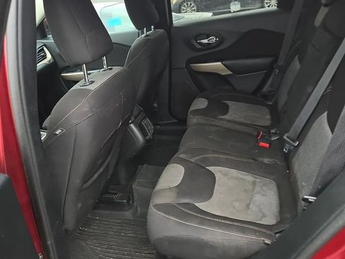 Used 2018 Jeep Cherokee Latitude AWD/4WD image 9