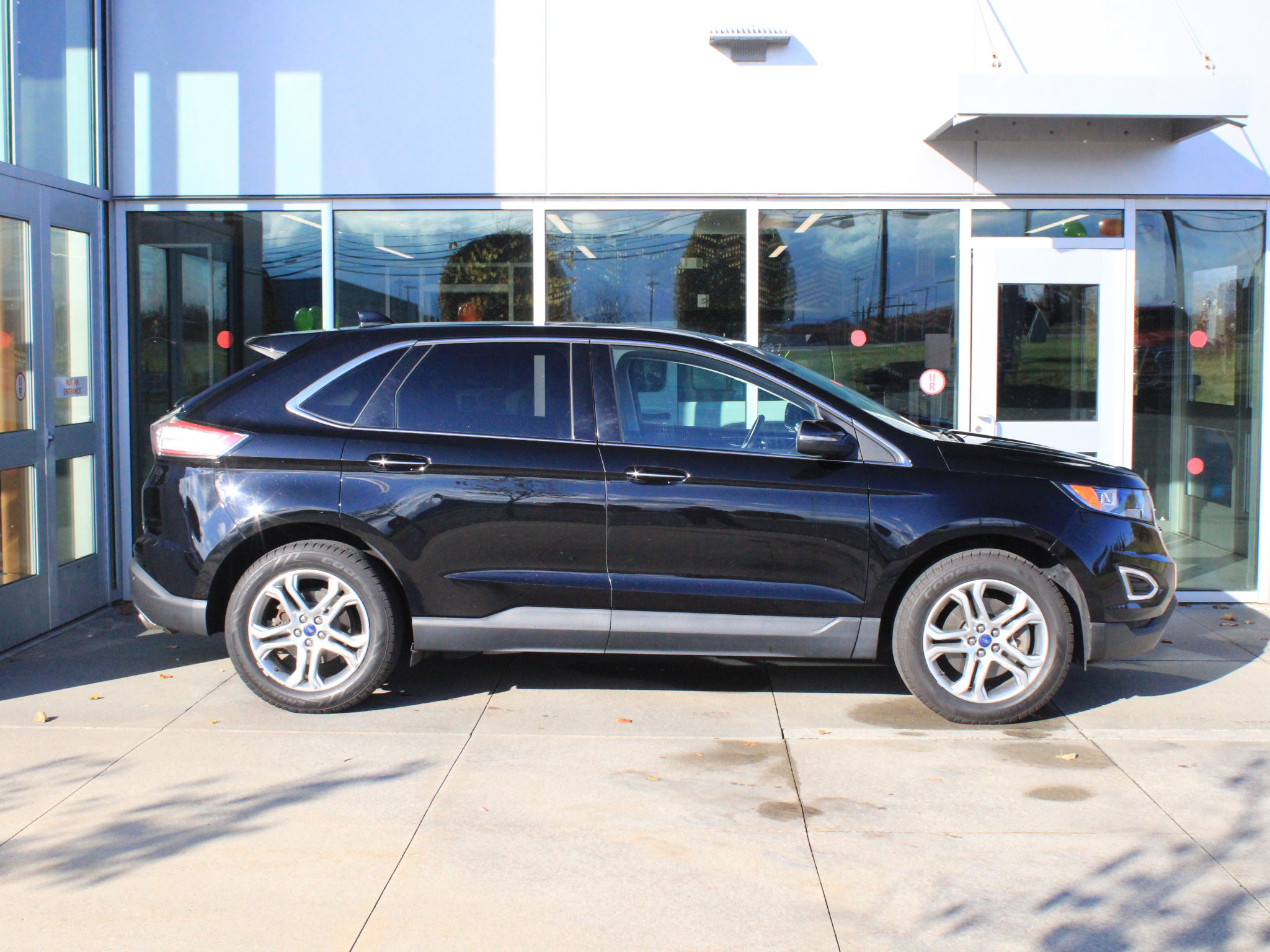 Used 2018 Ford Edge Titanium AWD/4WD image 4