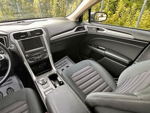 Used 2017 Ford Fusion SE w/ Fusion SE Technology Package FWD image 21