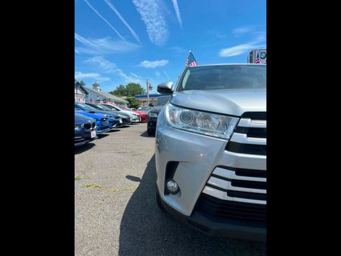 Used 2019 Toyota Highlander XLE AWD/4WD image 2