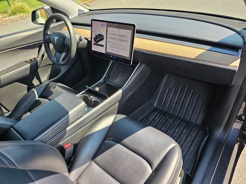 Used 2021 Tesla Model Y Long Range AWD/4WD image 11