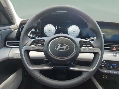 Used 2025 Hyundai Elantra Limited image 24