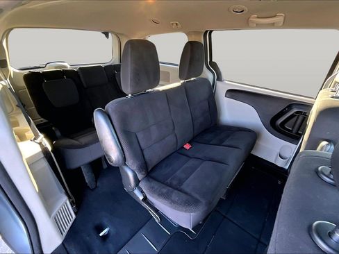 Used 2018 Dodge Grand Caravan SE w/ UConnect Hands-Free Group image 24