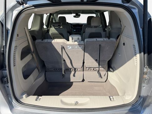 Used 2021 Chrysler Pacifica Touring-L image 25