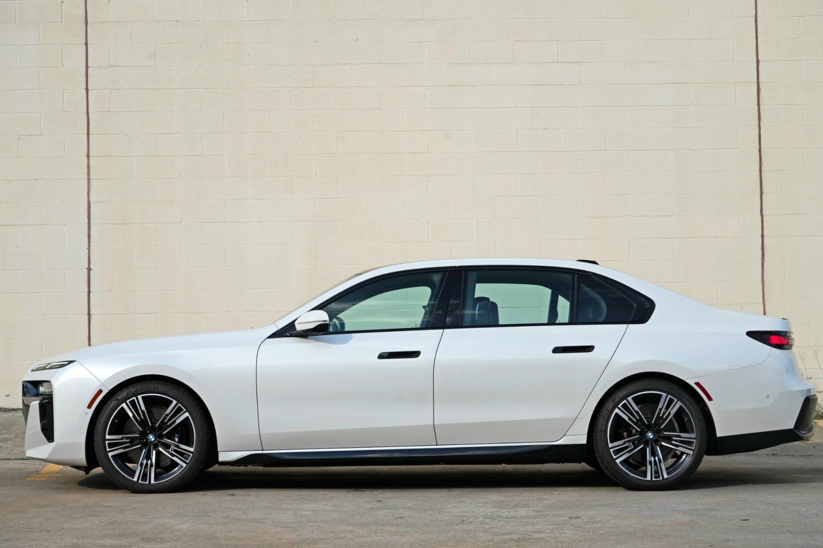 Used 2023 BMW 740i w/ Parking Assistance Package RWD image 9