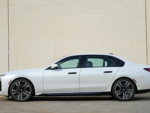 Used 2023 BMW 740i w/ Parking Assistance Package RWD image 9