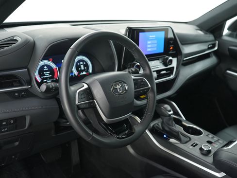 Used 2025 Toyota Highlander XSE AWD/4WD image 23