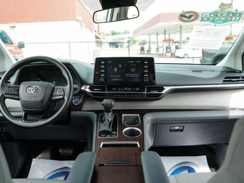 Used 2024 Toyota Sienna LE FWD image 9