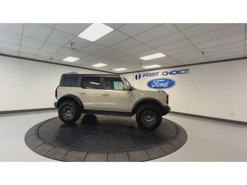 New 2025 Ford Bronco Outer Banks w/ Sasquatch Package image 3