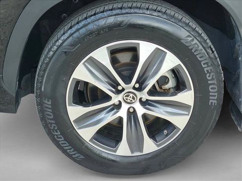 Used 2024 Toyota Highlander XLE FWD image 24