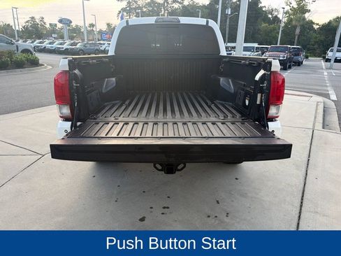 Used 2017 Toyota Tacoma TRD Off-Road AWD/4WD image 9