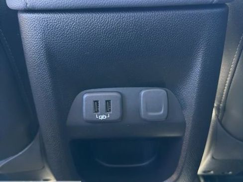 Used 2022 Chevrolet Colorado Z71 w/ Z71 Midnight Edition image 35