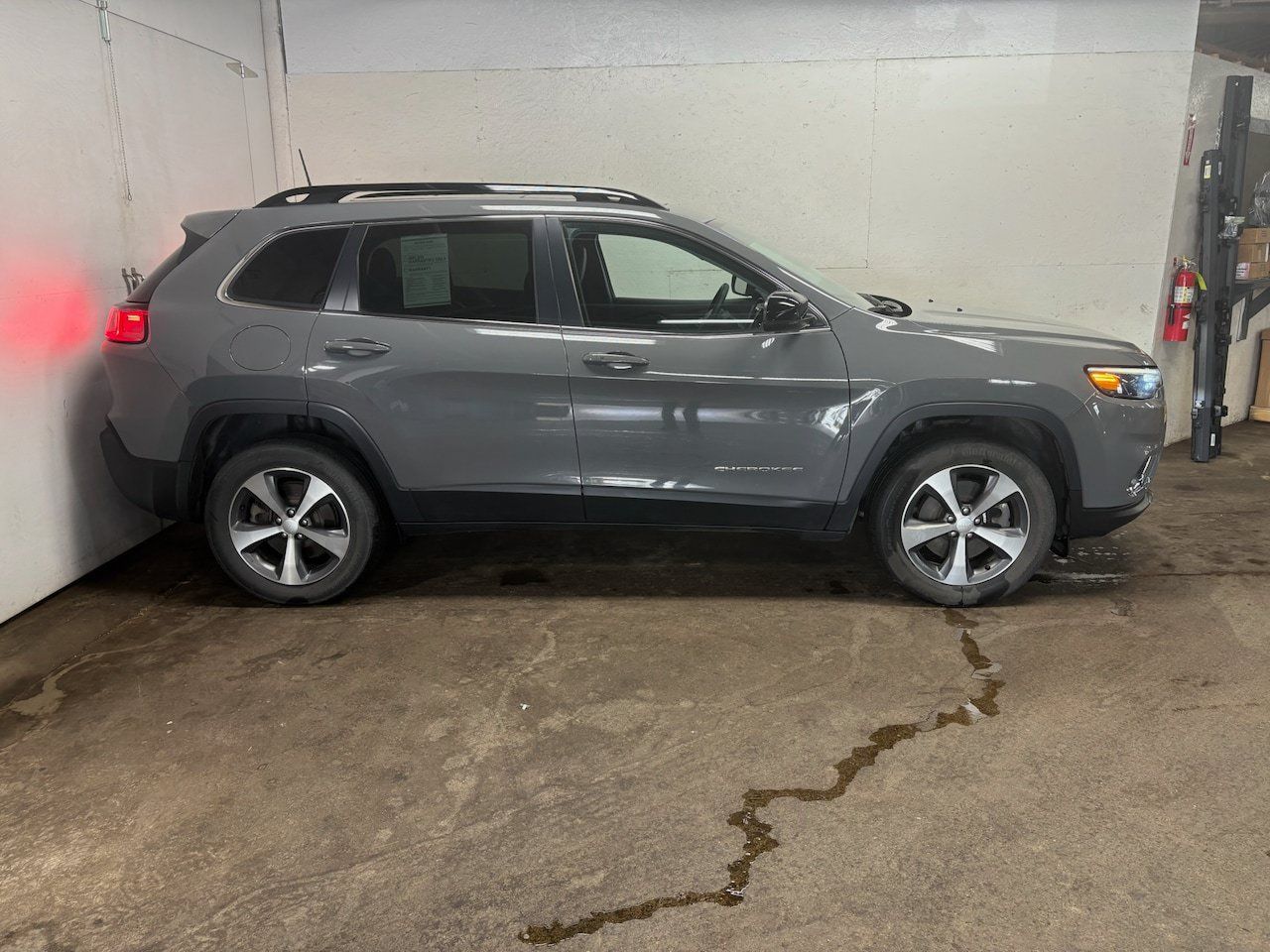 Used 2022 Jeep Cherokee Limited w/ Mopar Interior Package AWD/4WD image 4
