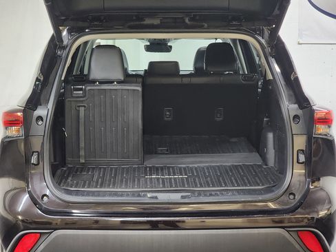 Used 2020 Toyota Highlander XLE AWD/4WD image 8