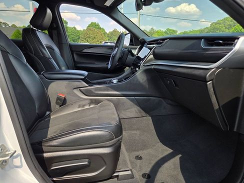 Used 2023 Jeep Grand Cherokee Altitude image 16