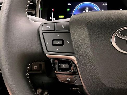 Used 2025 Toyota Camry SE FWD image 18