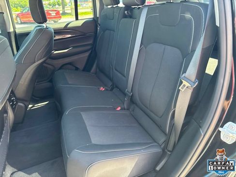 Used 2023 Jeep Grand Cherokee Laredo AWD/4WD image 38