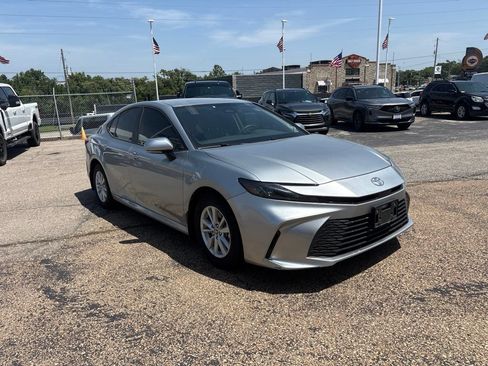Used 2025 Toyota Camry LE w/ Convenience Package FWD image 1