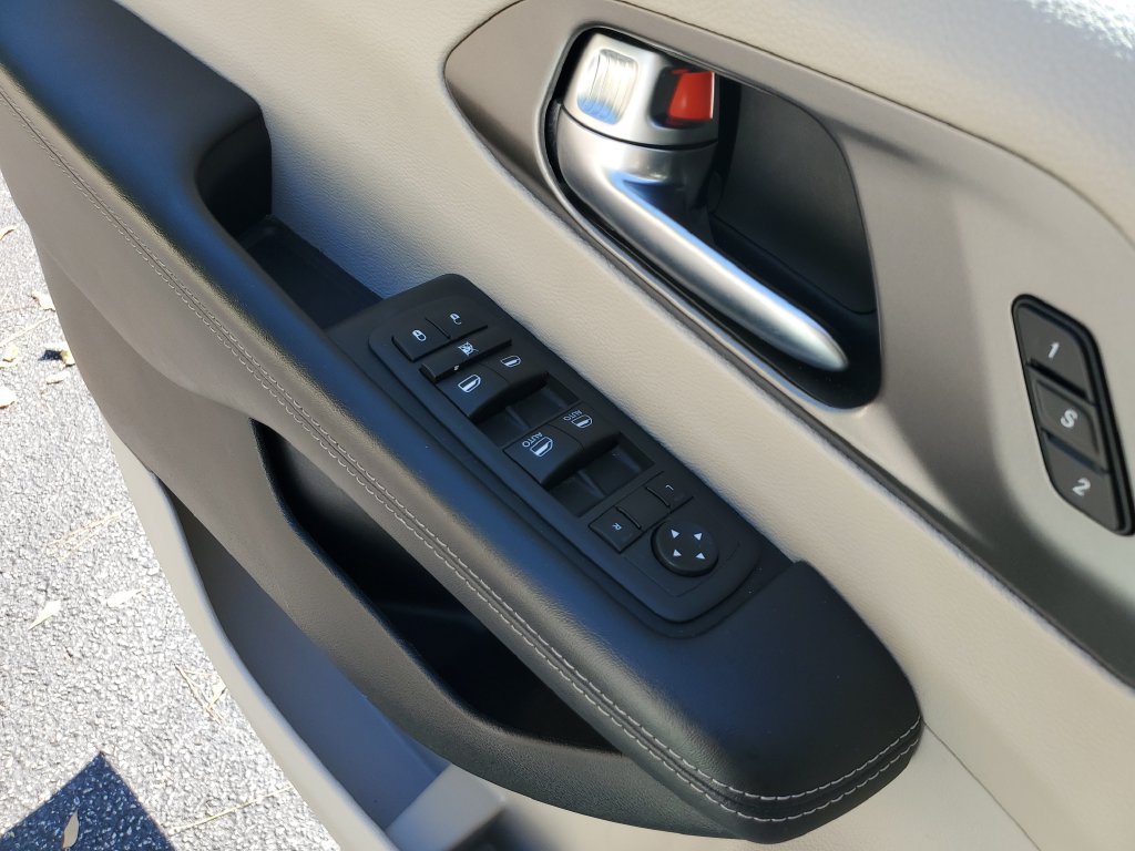 Used 2023 Chrysler Pacifica Touring-L FWD image 32