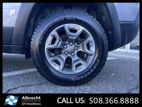 Used 2019 Jeep Cherokee Trailhawk AWD/4WD image 32