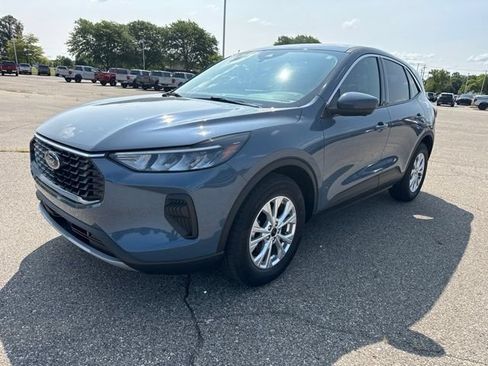 Used 2023 Ford Escape Active w/ Tech Pack #2 AWD/4WD image 2