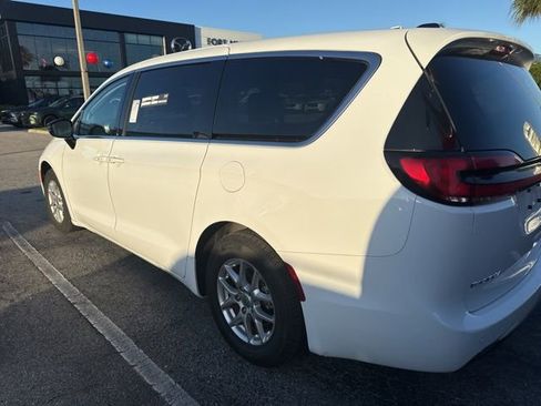 Used 2024 Chrysler Pacifica Touring-L FWD image 3