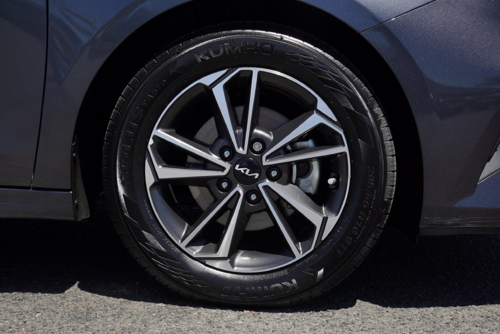 Used 2024 Kia Forte LXS w/ LXS Technology Package FWD image 11
