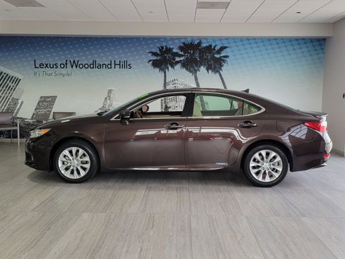 Used 2014 Lexus ES 300h w/ Premium Package w/Bamboo Trim image 2
