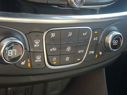Used 2023 Chevrolet Traverse LT AWD/4WD image 16