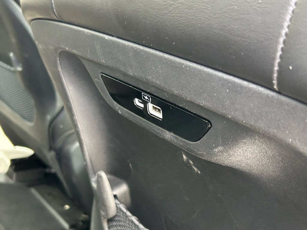 Used 2023 Chrysler Pacifica Touring-L FWD image 32